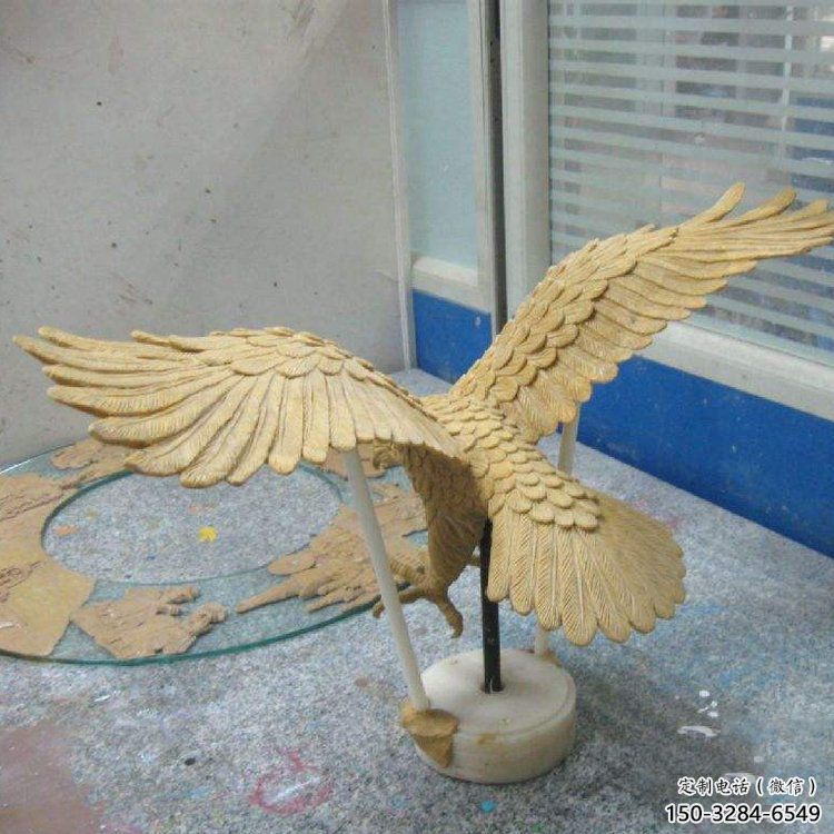 老鷹踏球雕塑，仿真鳥禽類，玻璃鋼材質(zhì)雕塑