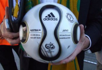 仿真足球雕塑 現代球體雕塑 部隊球類雕塑