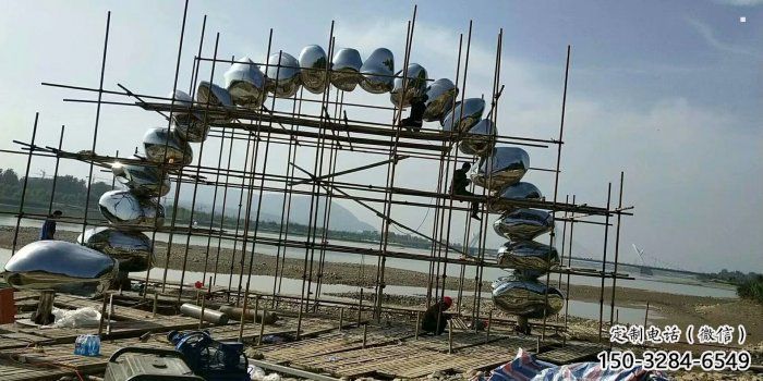 鏡面不銹鋼鵝卵石藝術(shù)拱門雕塑制作