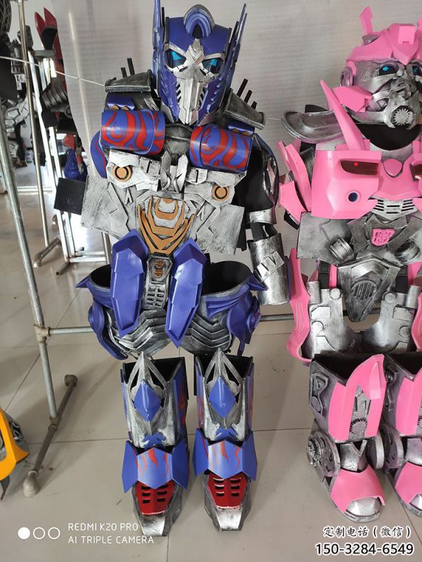 機甲小擎天柱和小紅蜂雕塑