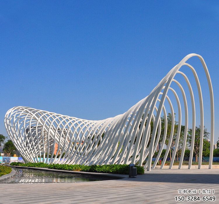 不銹鋼線條廊架雕塑，抽象美學原理設計