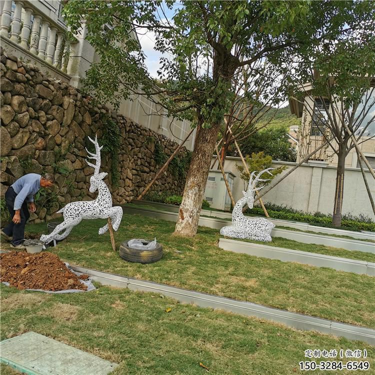 美陳小鹿雕塑供應(yīng)，城區(qū)小品，鏤空小鹿雕塑制造商