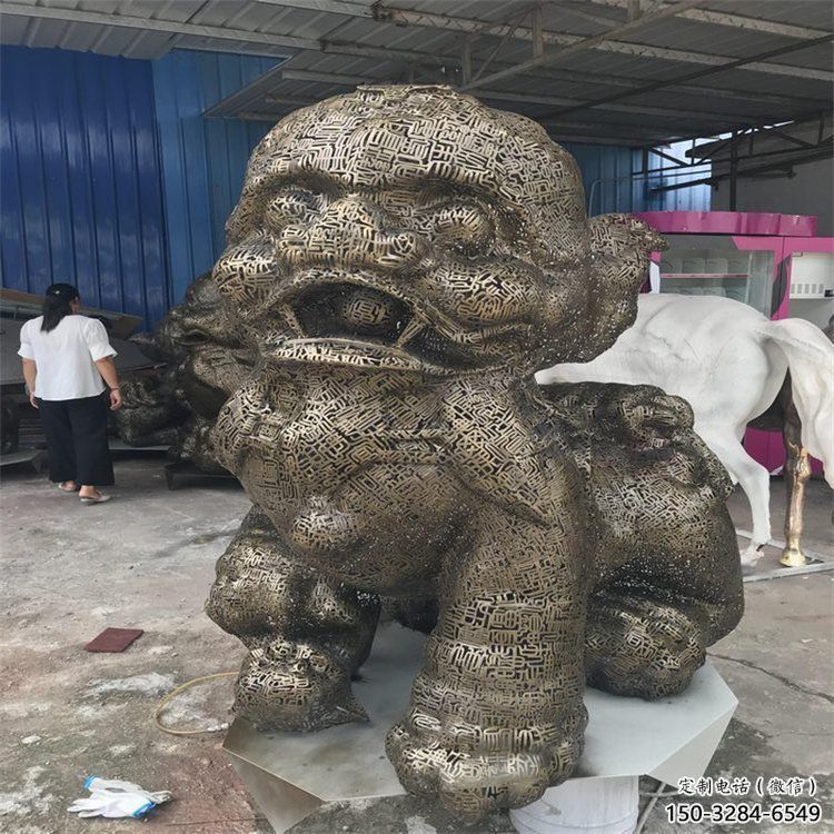 公共獅子雕塑訂做，城市裝飾，不銹鋼鏤空獅子雕塑