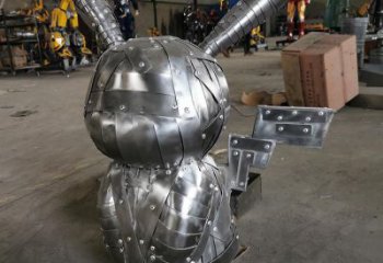 機甲版卡通小兔子雕塑