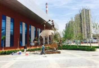 地球儀雕塑定價，拉絲工藝，地球儀人物雕塑制作