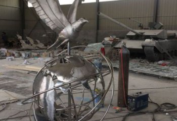 地球儀雕塑選用，美陳雕塑，金屬老鷹踩地球儀雕塑標準