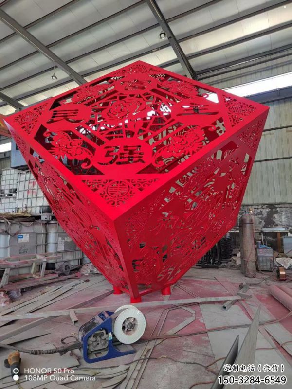 室內(nèi)正方形雕塑