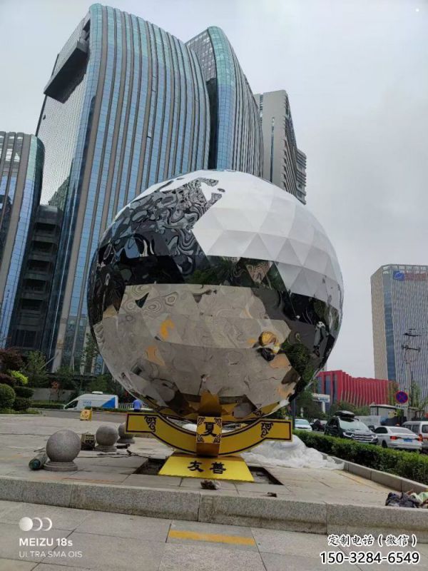 鏡面球雕塑廠家，美陳雕塑，不銹鋼球雕塑生產(chǎn)商