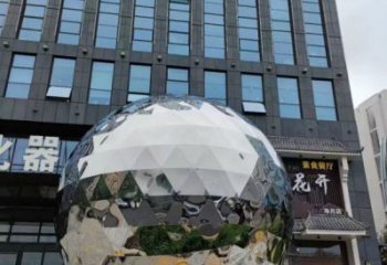 鏡面球雕塑承接，街頭藝術(shù)，不銹鋼球雕塑廠家