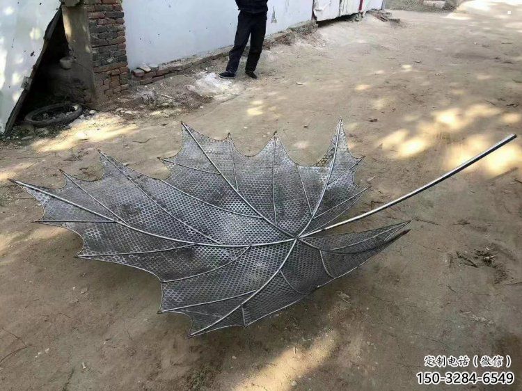 鏤空楓葉雕塑供需，彩鋼制作，大型鐵藝楓葉雕塑公司