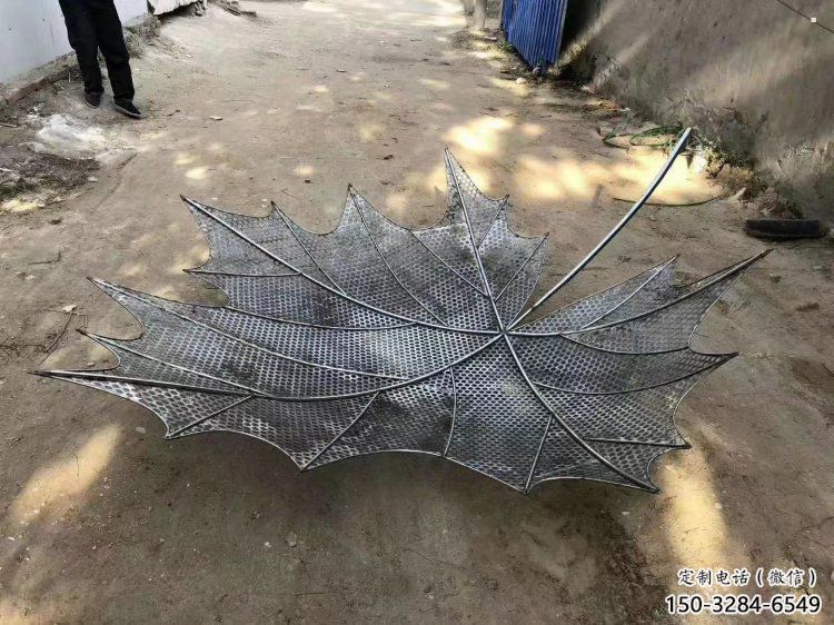 鏤空楓葉雕塑選用，小區(qū)擺件，大型鐵藝楓葉雕塑公司