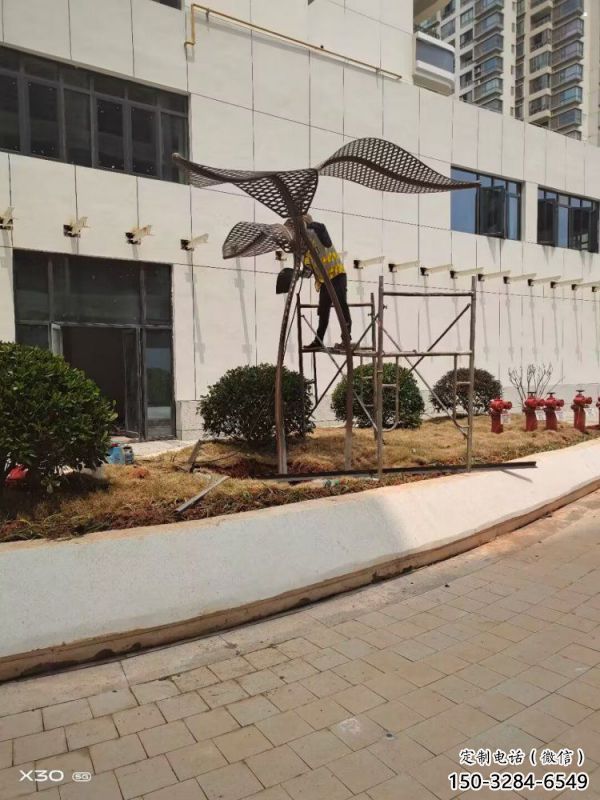 金屬樹葉雕塑廠家，街頭藝術，彩繪仿真樹葉雕塑制造商