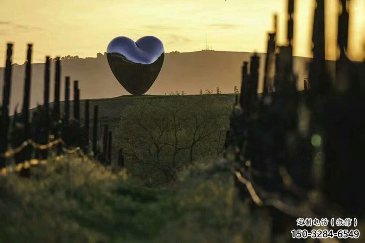 游樂場桃心雕塑