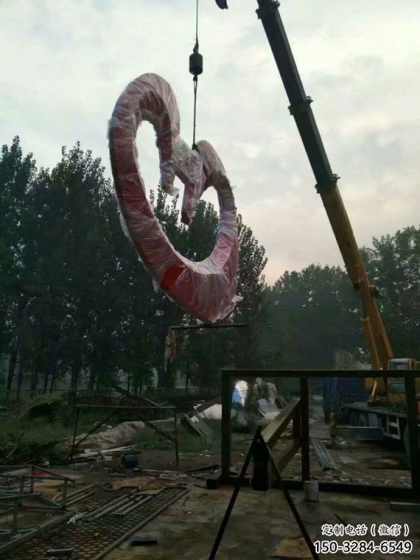 大型商場(chǎng)心形雕塑