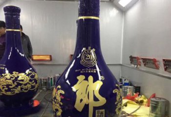 洋酒瓶雕塑選用，多彩藝術(shù)，玻璃鋼洋酒瓶雕塑展品