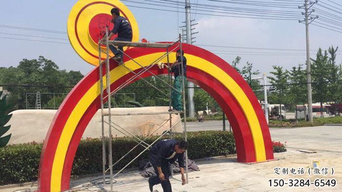 萍鄉烤漆拱門雕塑，彩虹圖案設計，不銹鋼大門雕塑實景